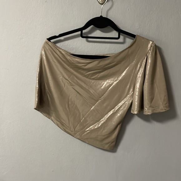 Valija one shoulder short sleeve metallic crop top. Size Small. - Picture 2 of 4